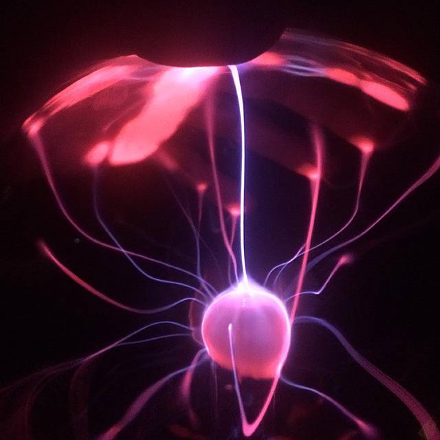 ️⚡️Playing with electricity! ⚡ #plasmaball #electricity #lightningball #365