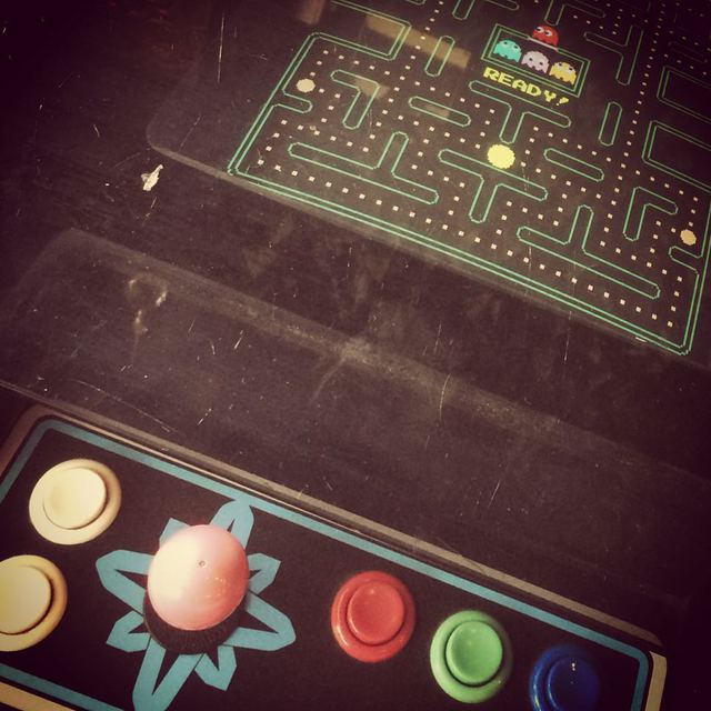 Real, working table-style arcade machine at @papermooncoffeehouse.  Great coffee too :-) #coffee #arcade #365 #retro