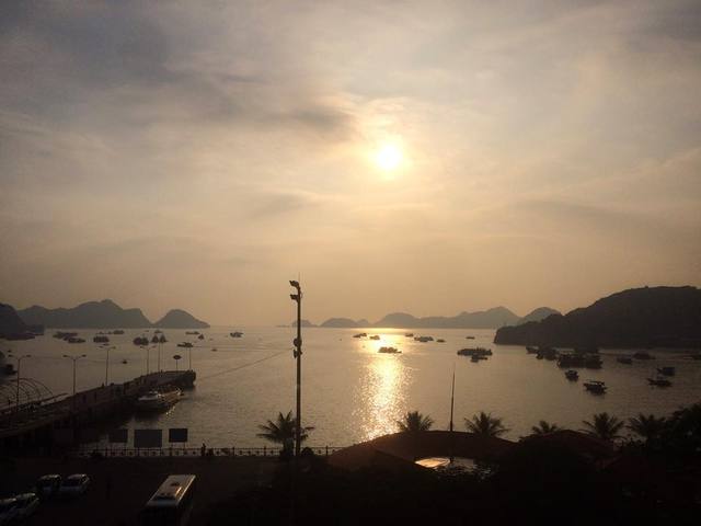 Sunset over Ha Long Bay
#sunset #halongbay #vietnam #rocks #islands #365
