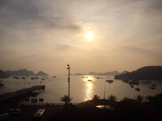 Sunset over Ha Long Bay
#sunset #halongbay #vietnam #rocks #islands #365