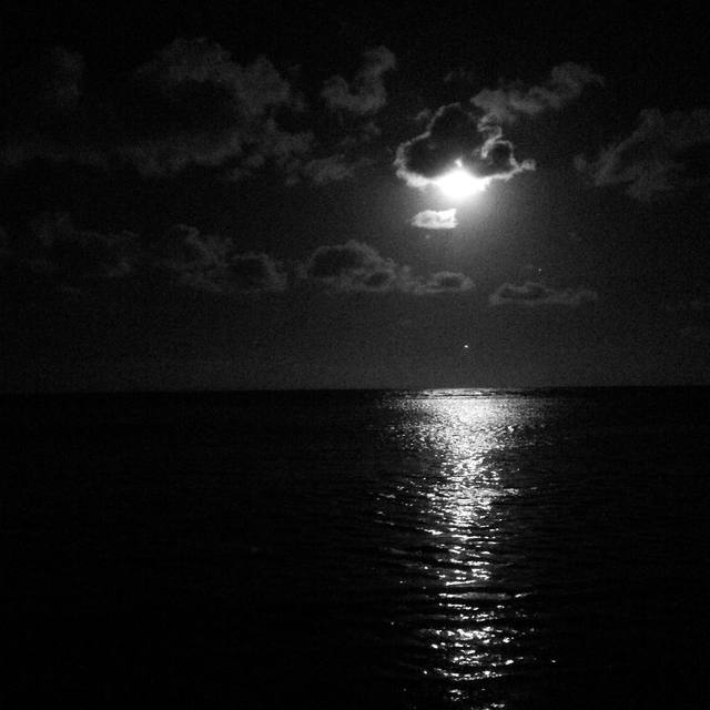 Big ol' spotlight in the sky.
#fullmoon #clouds #blackandwhite #beach #beachfront #ripplewaves #moonlit #reflection #365