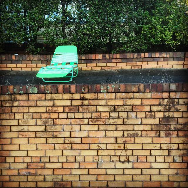 Sitting on the fence
#oddplaceforabananalounge #westend #green #brickwall #365